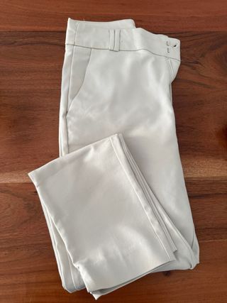 Pantalón beige Stradivarius