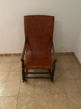 Sedia a dondolo antica in pelle e legno