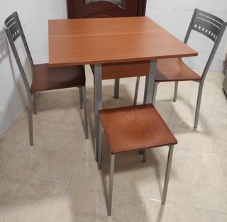 Mesa de cocina extensible 2 sillas y una banqueta.