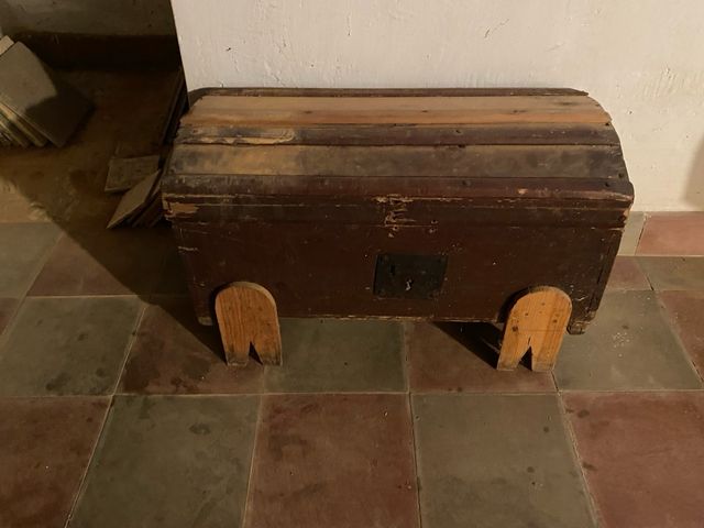 Baúl antiguo de madera y metal