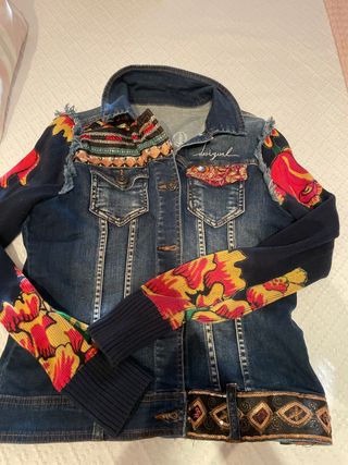 Cazadora vaquera Desigual con estampado floral