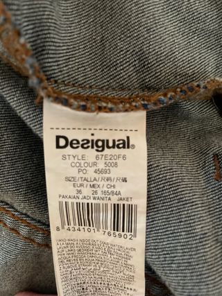 Cazadora vaquera Desigual con estampado floral