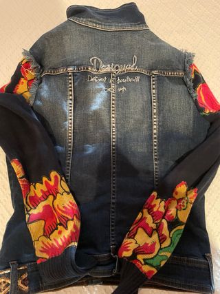 Cazadora vaquera Desigual con estampado floral