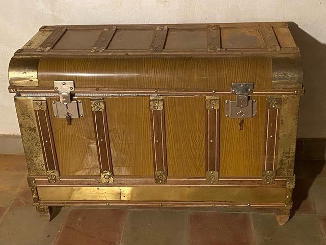 Baúl antiguo de madera y metal