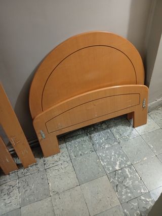 Cama de madera marrón con somier y colchón de 1'05