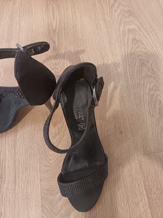 Sandalias de fiesta negras con pedrería