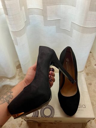 Zapatos de tacón negros con detalle dorado