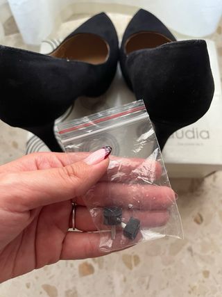 Zapatos de tacón negros con detalle dorado