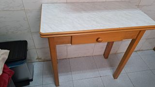 Mesa de cocina con 2 taburetes