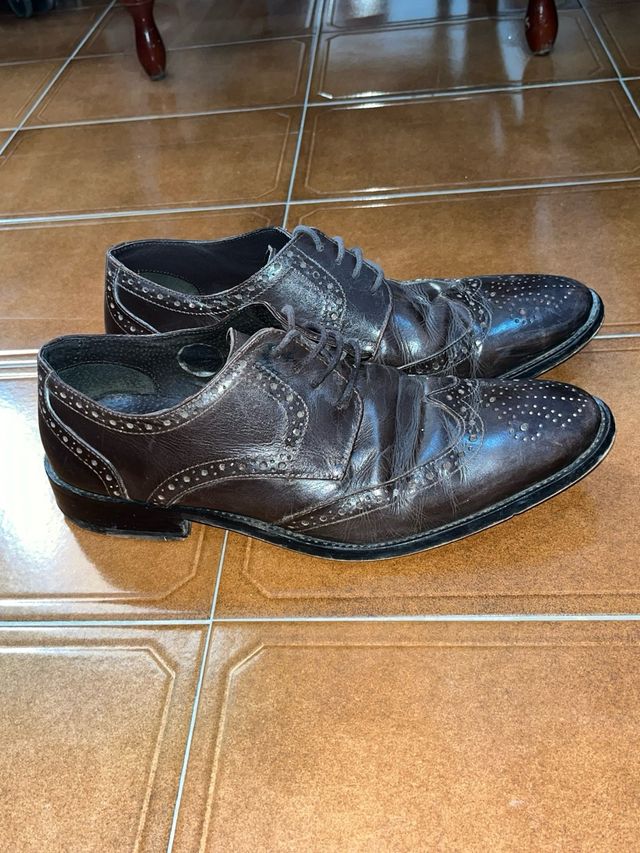 Zapatos de cuero marrones