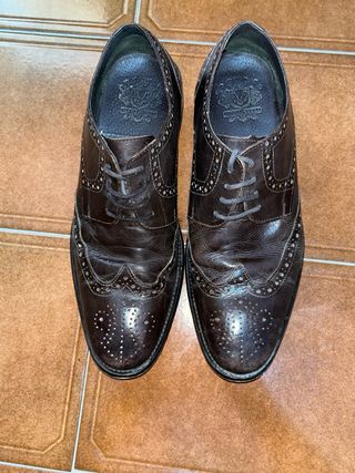 Zapatos de cuero marrones