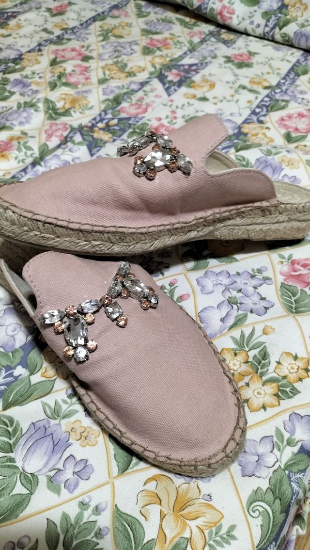 Mules rosa pálido con pedrería artesanales