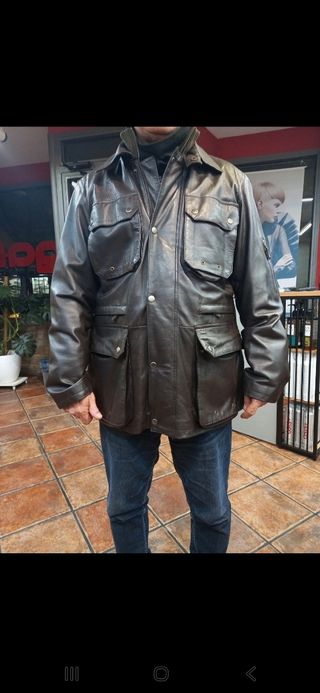 Trenca de piel marrón con cremallera y automáticos