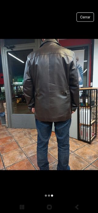 Trenca de piel marrón con cremallera y automáticos