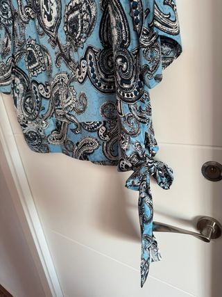 Blusa azul con estampado paisley