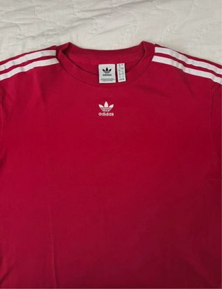 T-shirt Adidas rossa con strisce