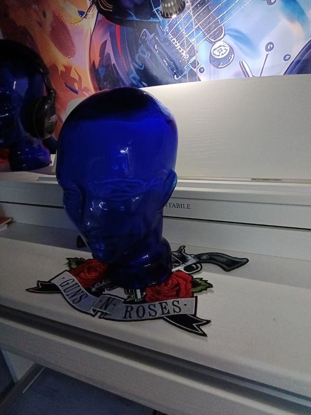 Cabeza expositora de vidrio azul.hoy