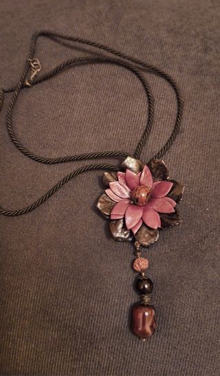 Collana artigianale in cuoio con fiore