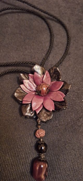 Collana artigianale in cuoio con fiore