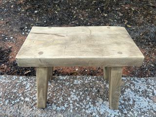 Taburete rústico de madera