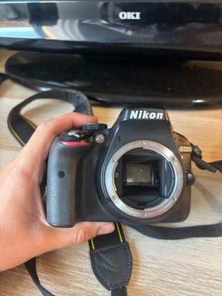 Cámara Nikon D3300 practicamente nueva.