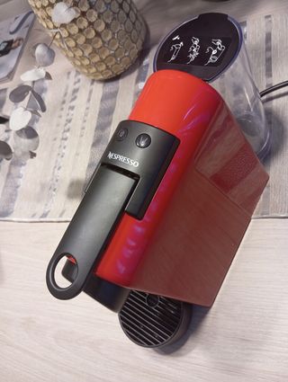 Cafetera Nespresso Essenza Mini Roja
