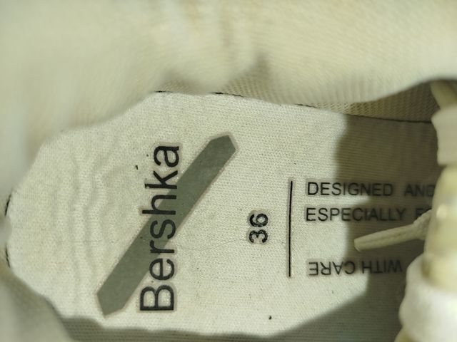 Playeras Bershka Blancas con Detalles Dorados