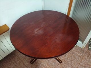 Mesa redonda de madera