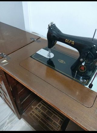 Máquina de coser Alfa antigua