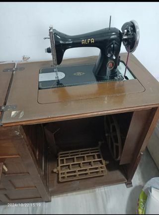 Máquina de coser Alfa antigua