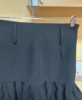Falda corta negra vuelo