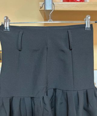 Falda corta negra vuelo