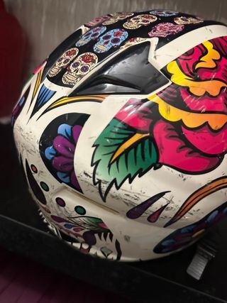 Casco de moto NZI con diseño de calaveras