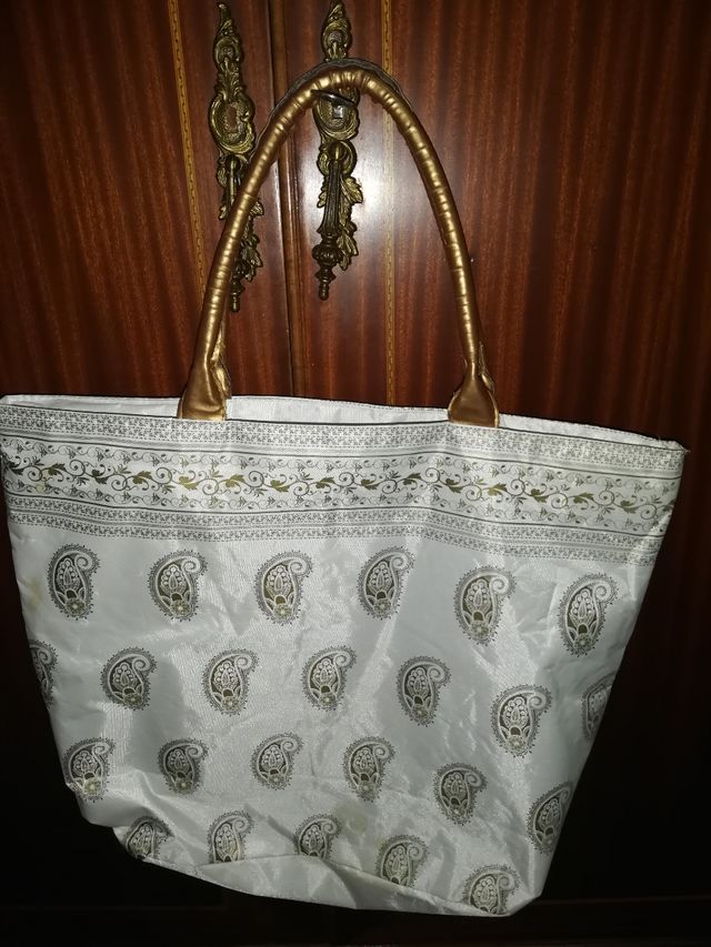 Bolso blanco y dorado