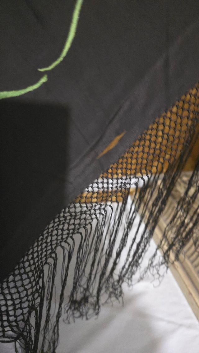 Mantón de manila antiguo ala de mosca bordado 4 es