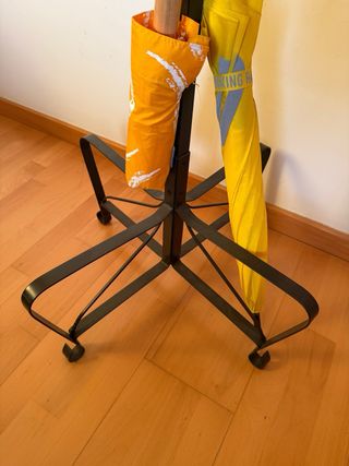 Perchero de pie negro, elegante y robusto