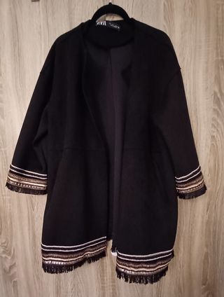 Chaqueta tipo levita de ante en color negro