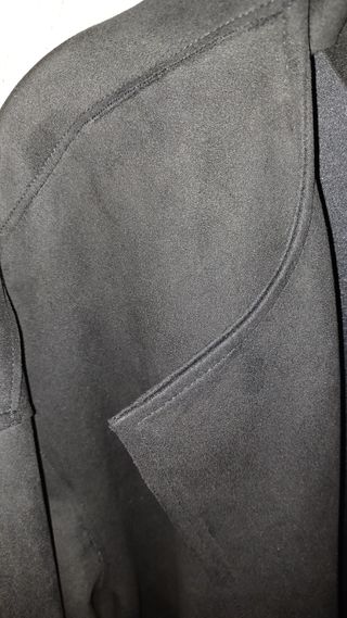 Chaqueta tipo levita de ante en color negro