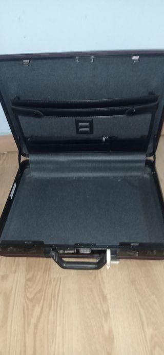 Maletín con llave y combinación