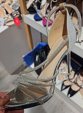 Vestido de novia blanco y zapatos
