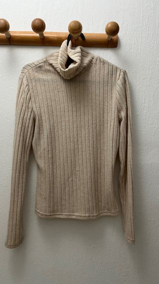 Jersey de cuello alto beige de canalé
