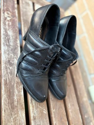 Zapatos de tacón negros con cordones