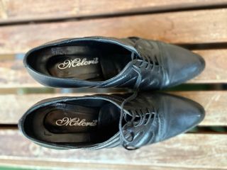 Zapatos de tacón negros con cordones