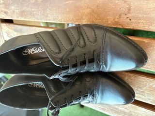 Zapatos de tacón negros con cordones