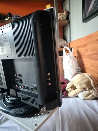 Mini estantería + Tele OKI