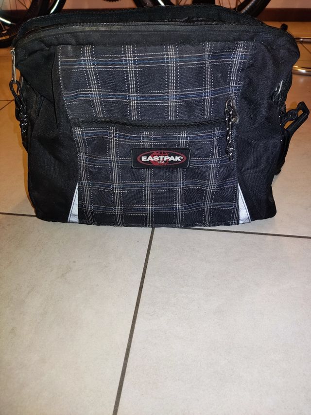 Borsa tracolla Eastpak nera a quadri