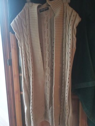 Chaqueta de lana beige sin mangas