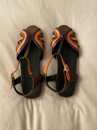 Sandalias T-Strap Marrón, Naranja y Morado