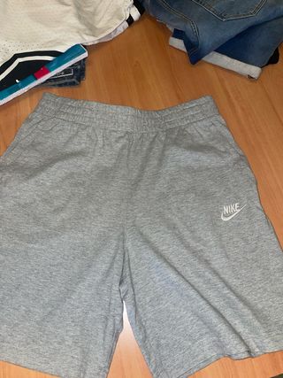 Pantalón corto gris Nike