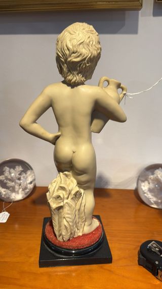 Figura niño con cántaro